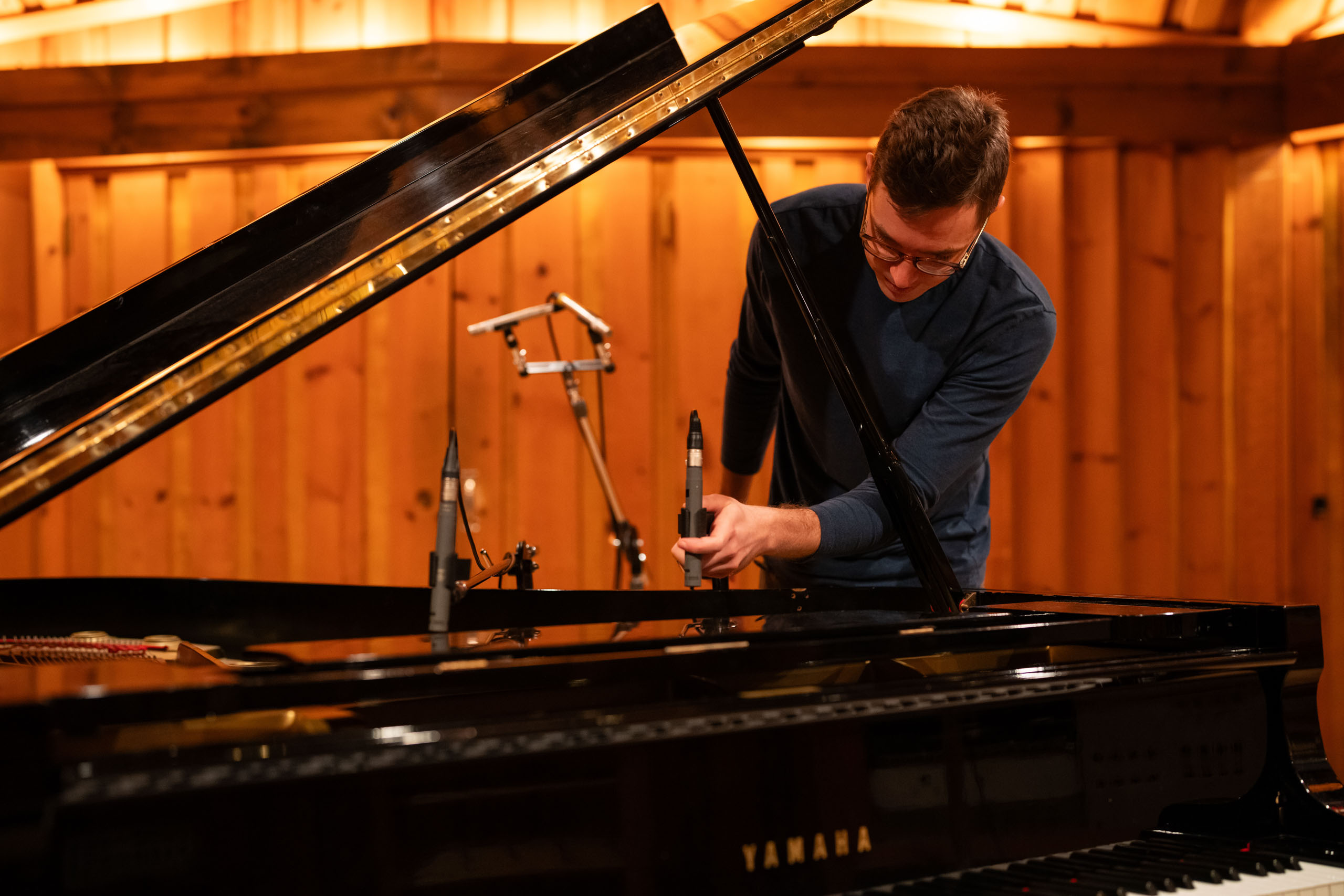 Studio Operations Lead Ben Miller richtet Schoeps Mikrofone in Power Station Studio B aus.